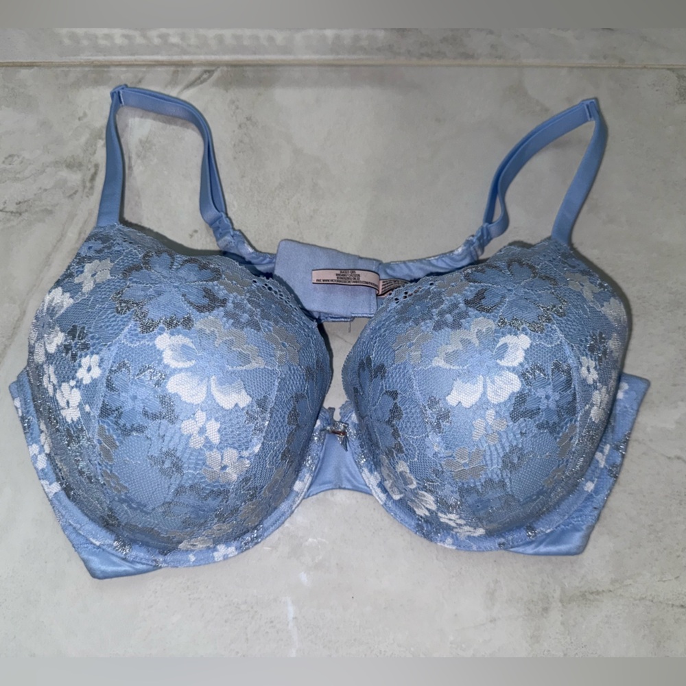 Victoria's Secret Blue Lace Bra with Underwire Support Size 38D New With No Tag
